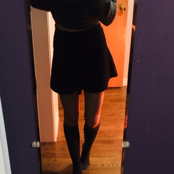 Flowy Black Short Skirt - Picture 2 of 3